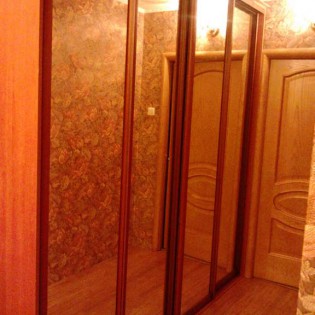 Встроенный шкаф с 4 зеркальными дверями-купе в квартире на Витебском пр.