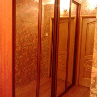 Встроенный шкаф с 4 зеркальными дверями-купе в квартире на Витебском пр.