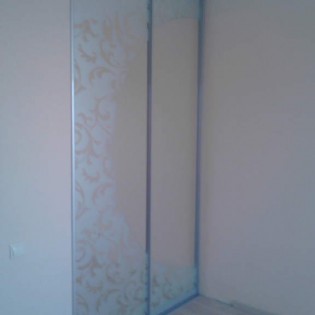 Двери-купе с наполнением из зеркала с пескоструйным рисунком в квартире в Петергофе