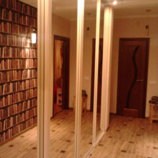 Зеркальные двери-купе в квартире во Всеволожске