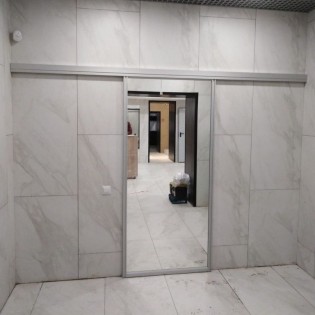 2-сторонняя зеркальная дверь-перегородка в здании киноцентра