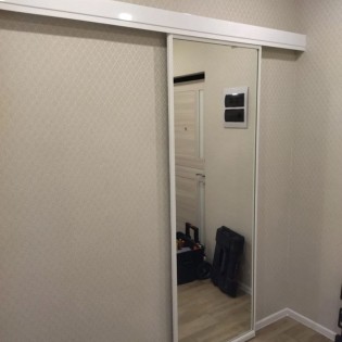 Подвесная дверь-перегородка в гардеробную комнату