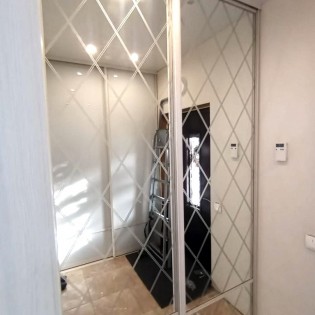 Двери-купе со вставками зеркала Серебро с пескоструйным рисунком "ромбы"