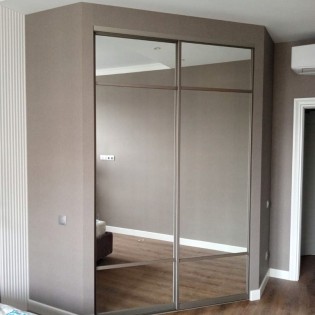 Зеркальные двери в гардеробную нишу в профиле Комбо Платина