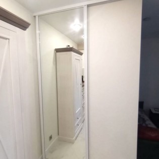 Откатная зеркальная дверь в белом профиле в гардеробную