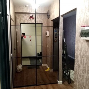 Откатные двери в черном профиле SLIM с зеркалом Бронза
