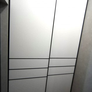 Откатные двери в чёрном профиле SLIM с наполнением из МДФ Evogloss Белый матовый