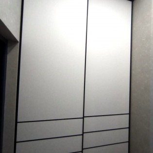 Откатные двери в чёрном профиле SLIM с наполнением из МДФ Evogloss Белый матовый