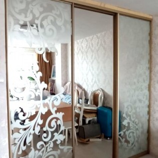 Откатные двери с зеркалом с пескоструйным рисунком