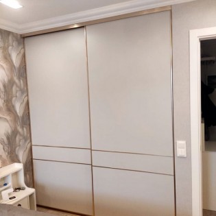 Откатные двери в профиле SLIM Золото Браш с панелями ЛДСП Egger Светло-серый