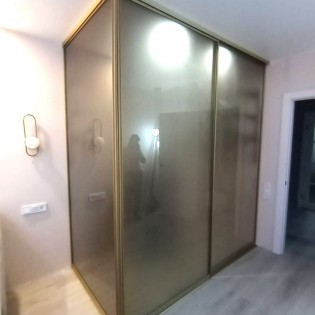 Откатные двери для угловой гардеробной ниши