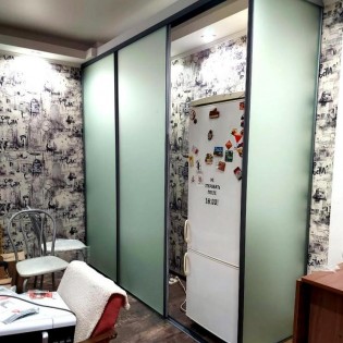 Откатные двери в профиле SLIM с зеркалом мателак в угловую перегородку
