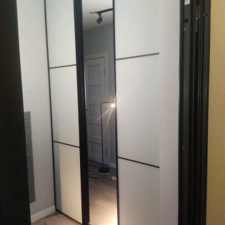 Откатные двери со вставками зеркала и стекол сатинат, ламинированных пленкой Oracal