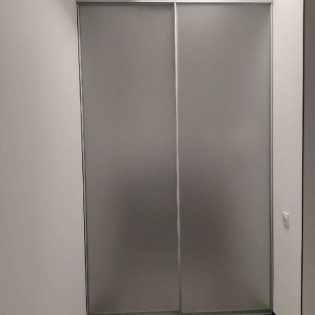 Откатные двери в профиле Слим со стеклами сатинат закаленные