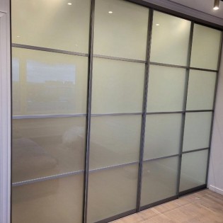 Откатные двери с закаленными стеклами сатинат