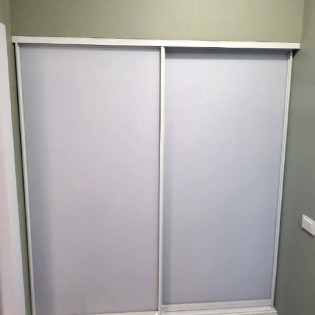 Откатные двери в белом профиле с ламинированными стеклами кристалвижн