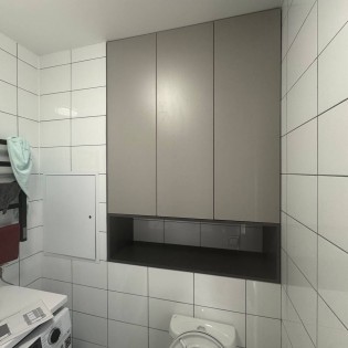 Шкафчик с распашными дверями в санузле