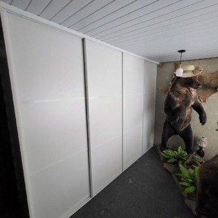 Двери с белым ЛДСП в домик охотника