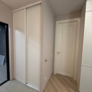 Откатные двери с белым ЛДСП в С-профиле Аристо