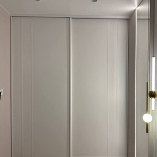 Откатные двери с белым ЛДСП в С-профиле Аристо