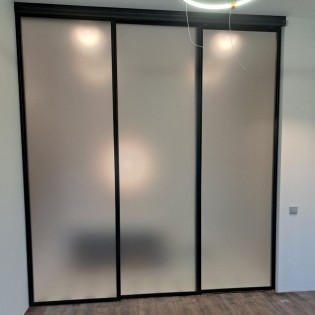 Перегородка со стеклами сатинат в профиле Aristo Smart, двери в 3 ряда