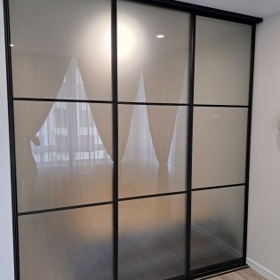 Межкомнатная перегородка с дверями в 3 ряда