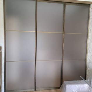 Перегородка с дверями в 3 ряда