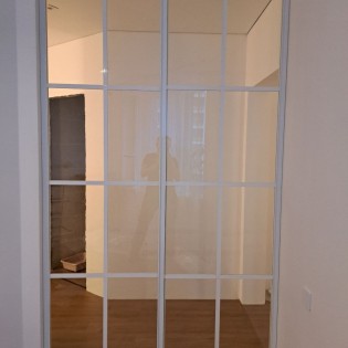 Межкомнатная перегородка с прозрачными стеклами в белом профиле