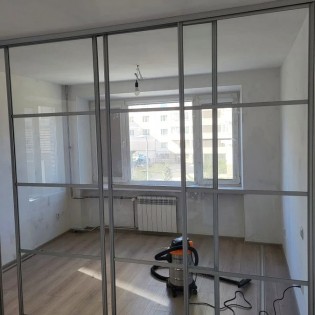 Межкомнатная перегородка с прозрачными калеными стеклами