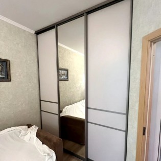 Двери в гардеробную (тоже наша работа) со вставками стекол сатинат в пленке 082