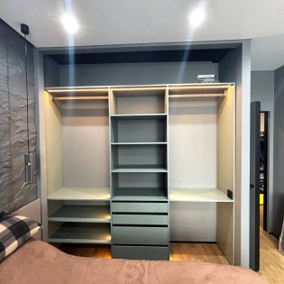 Откатные двери в L-профиле Аристо со стеклами Ультра Блэк во встроенный шкаф-купе