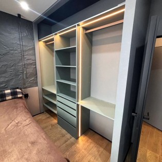 Откатные двери в L-профиле Аристо со стеклами Ультра Блэк во встроенный шкаф-купе