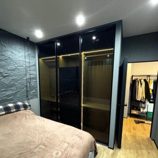 Откатные двери в L-профиле Аристо со стеклами Ультра Блэк во встроенный шкаф-купе