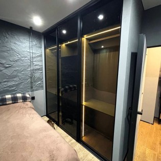 Откатные двери в L-профиле Аристо со стеклами Ультра Блэк во встроенный шкаф-купе
