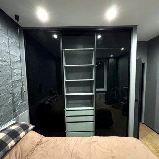 Откатные двери в L-профиле Аристо со стеклами Ультра Блэк во встроенный шкаф-купе