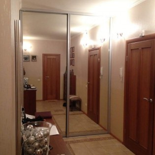 Зеркальные двери-купе в квартире на ул. Гаккелевской д. 32. Профиль - KR300N Серебро матовое.
