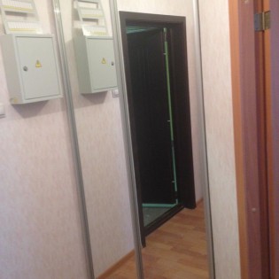 Зеркальные двери-купе в квартире на ул. Ф.Абрамова