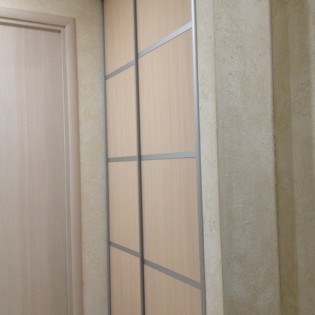 Двери-купе с наполнением из ДСП с разделителями в квартире на Большеохтинском пр. д. 1/1