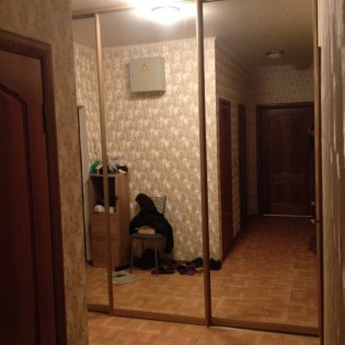 Зеркальные двери-купе в квартире в Буграх