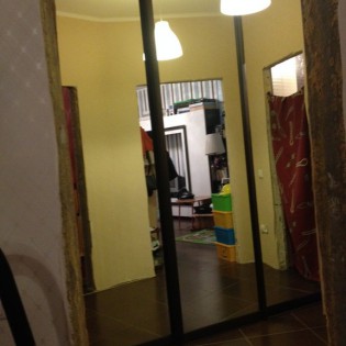 Зеркальные двери-купе в квартире на ул. Оптиков