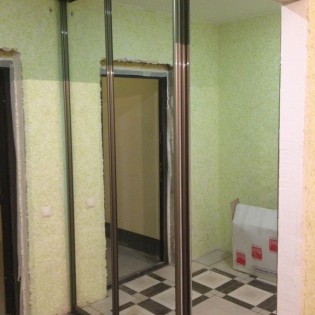 Зеркальные двери-купе в квартире на ул. Афанасьевской