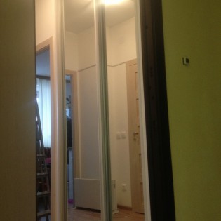 Зеркальные двери-купе в квартире на Европейском пр. д.9 к.1
