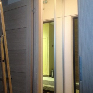Зеркальные двери-купе в квартире на Европейском пр. д.9 к.1