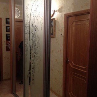 Двери-купе с наполнением из зеркала с пескоструйным рисунком в квартире на ул. Молодцова в Сертолово