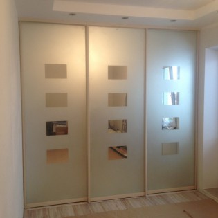 Двери-купе с наполнением из зеркала с пескоструйным рисунком в квартире на Софийской ул. д.38 к.2