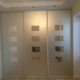 Двери-купе с наполнением из зеркала с пескоструйным рисунком в квартире на Софийской ул. д.38 к.2