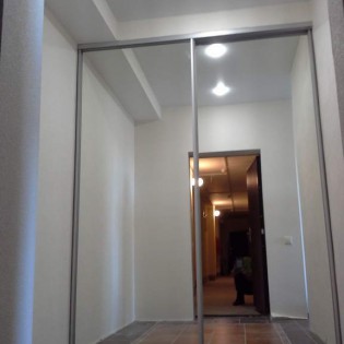Зеркальные двери-купе в квартире на ш. Лаврики д.34 к.2