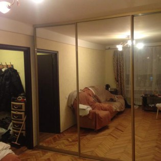 Зеркальные двери-купе в квартире на ул. Цимбалина д.54