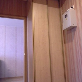 Гардеробная с дверями-купе с наполнением из ДСП в квартире на ул. Оптиков д.43 к.1