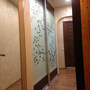 Двери-купе с наполнением из зеркала с пескоструйным рисунком и ДСП (с разделителями) в квартире на ул. Дыбенко д.12 к.1